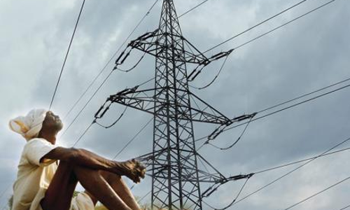 விலை நிலங்களில் மின் கோபுரம் அமைக்க விவசாயிகள் எதிர்ப்பு