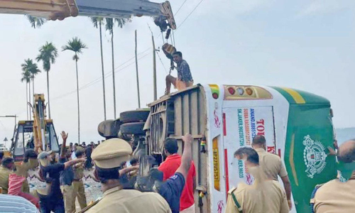 ஆந்திராவில் இருந்து சபரிமலை சென்ற பஸ் கவிழ்ந்து விபத்து- குழந்தை உள்பட 18 பேர் படுகாயம்