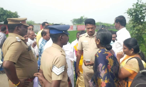 சின்னம்பேடு ஊராட்சியில் நிலத்தை அளக்க வந்த அதிகாரிகளை முற்றுகையிட்ட பொதுமக்கள்