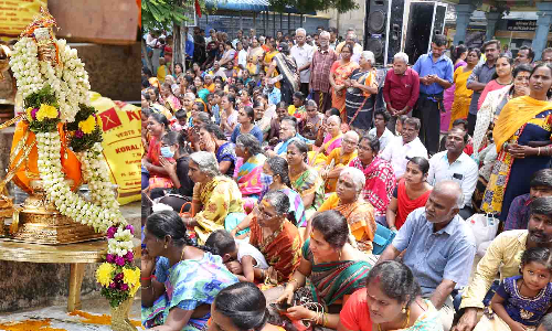 மண்டல பூஜையையொட்டி திருப்பூர் பெருமாள் கோவில் தெப்பக்குளத்தில்  அய்யப்ப சுவாமிக்கு ஆராட்டு விழா