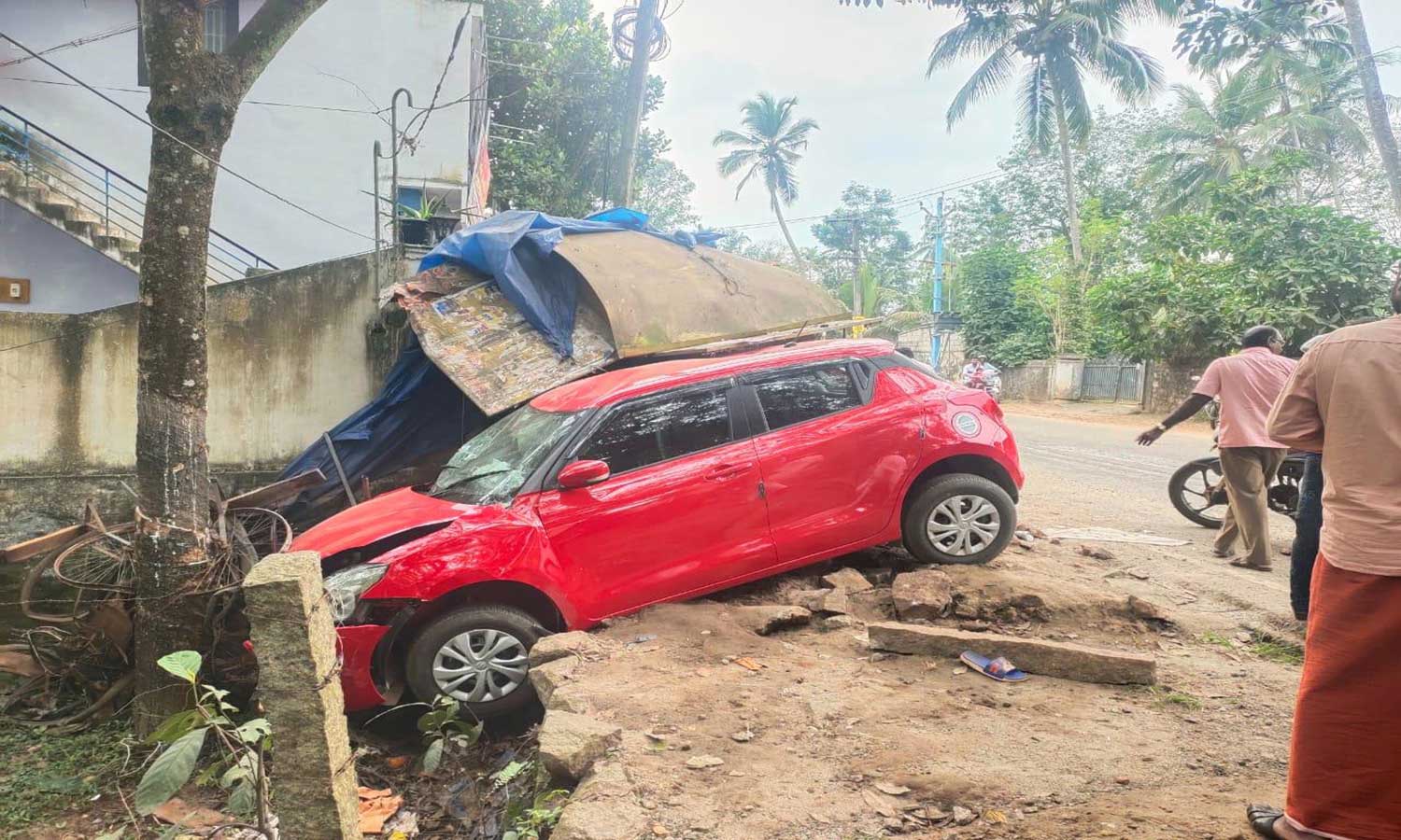 திருவட்டார் அருகே சொகுசு கார் மோதி தள்ளுவண்டி வியாபாரி உள்பட 7 பேர் படுகாயம்