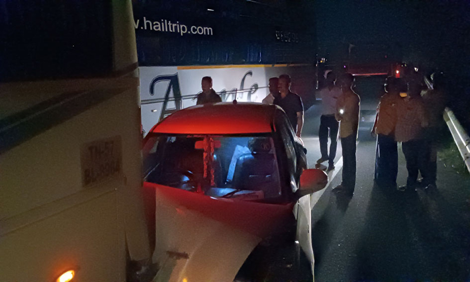 திண்டிவனத்தில் ஆம்னிபஸ் மீது கார் மோதல்: போக்குவரத்து பாதிப்பு