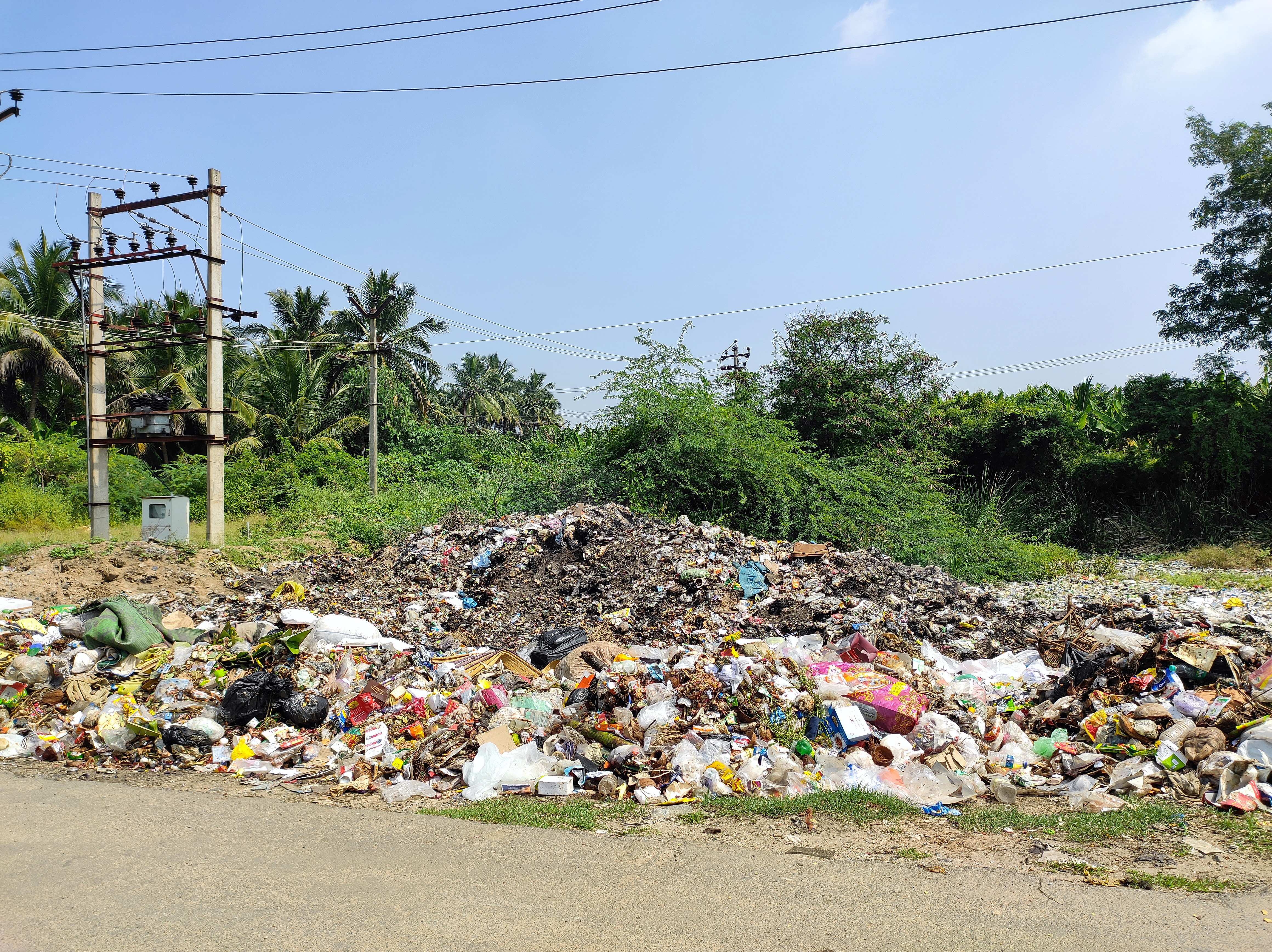 அன்னூரில் சாலையோரம் கொட்டப்படும் குப்பைகள்