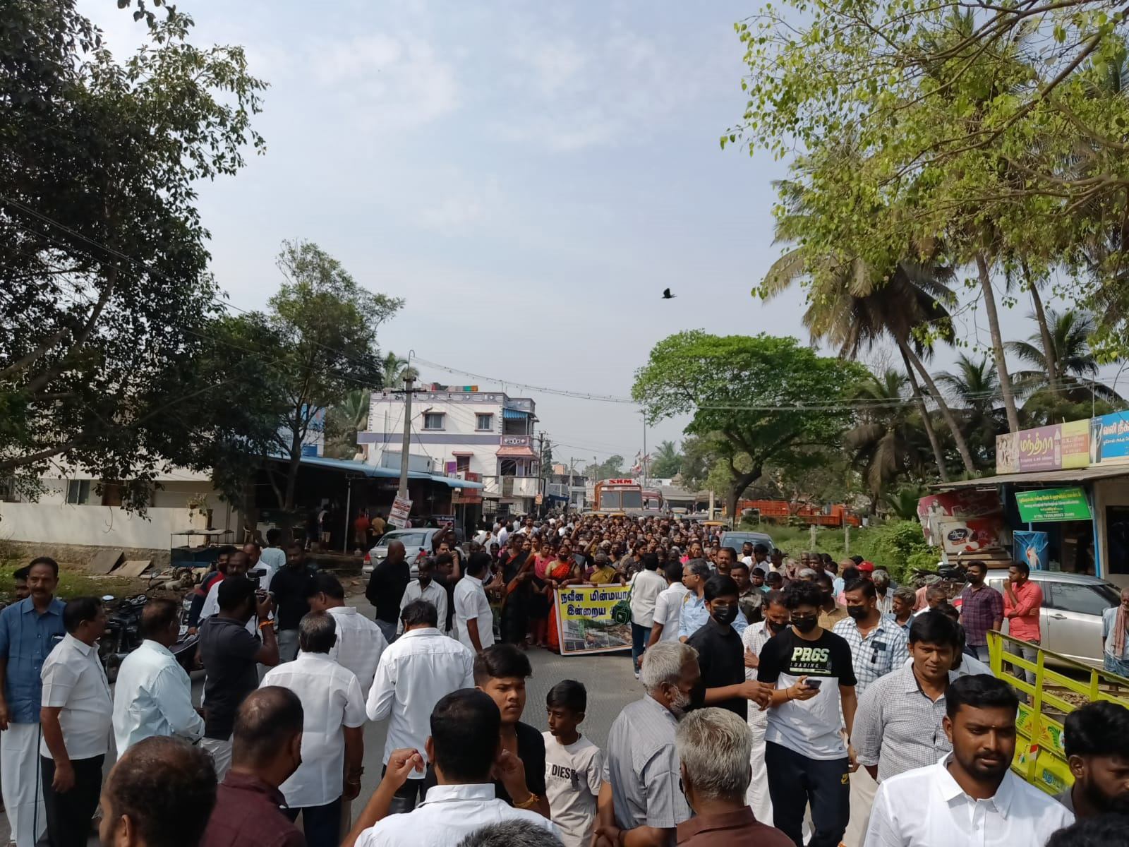 மின் மயானம் அமைக்க எதிர்ப்பு தெரிவித்து பொதுமக்கள் உண்ணாவிரதம் மின் மயானம் அமைக்க எதிர்ப்பு தெரிவித்து பொதுமக்கள் உண்ணாவிரதம்