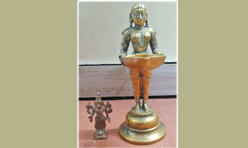கோயம்பேடு பஸ் நிலையத்தில் ஐம்பொன் சிலைகளுடன் சிக்கிய வாலிபர்