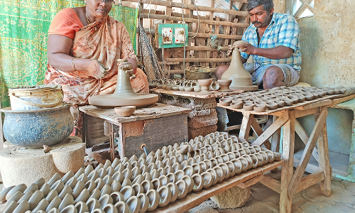 பல வடிவங்களில் விற்பனைக்கு தயாராகும் அகல் விளக்குகள்
