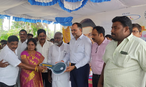 மீஞ்சூர் ஒன்றியத்தில் 8 புதிய பள்ளி கட்டிடத்தை கலெக்டர் திறந்து வைத்தார்