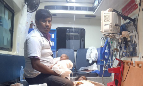 108 ஆம்புலன்ஸ் வாகனத்திலேயே குழந்தையை பெற்றெடுத்த பெண்