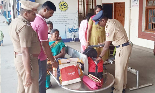 மங்களூரில் குண்டு வெடிப்பு சம்பவம் திண்டுக்கல் ரெயில் நிலையத்தில் போலீசார் சோதனை