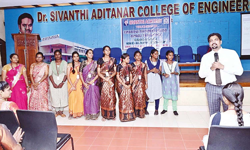 திருச்செந்தூர் சிவந்தி அகாடமி சார்பில் ஆங்கில திறன் மேம்பாட்டு பயிற்சி