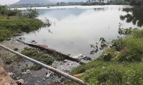 நிரம்பி வழியும் பையர் நத்தம் ஏரி:  உபரி நீரில் சாக்கடையும் கலந்து வருவதால் விவசாயிகள் கவலை