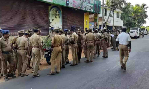 பர்கூர் அருகே தாக்கப்பட்ட பள்ளி மாணவன் சாவு எதிரொலி:  கப்பல்வாடி கிராமத்தில் பதற்றம்; ஏராளமான போலீசார் குவிப்பு