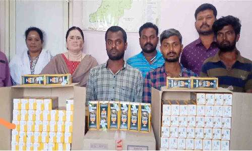 பெங்களூரிலிருந்து ஓசூர் வழியாக  திருப்பத்தூருக்கு கடத்தப்பட்ட ரூ.1 லட்சம் கர்நாடக மாநில மது பாட்டில்கள் காருடன் பறிமுதல்  -4 பேர் கைது