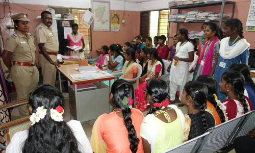குடியாத்தம் போலீஸ் நிலையத்தில் மாணவிகளுக்கு விழிப்புணர்வு