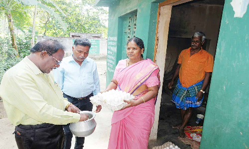 சத்துணவு மையங்களில் அதிகாரிகள் ஆய்வு