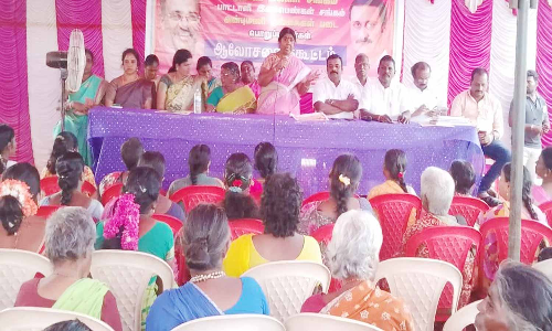 பெண்கள் அதிக அளவில் அரசியலில் ஈடுபட வேண்டும்