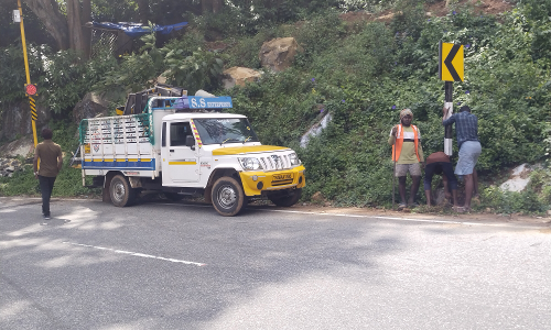 கோத்தகிரியில் சாலை வளைவுகளில் எச்சரிக்கை பலகைகள்