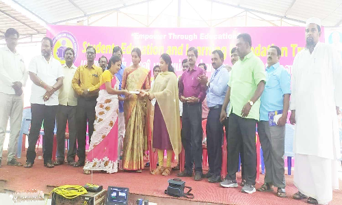 ஏழை மாணவர்களுக்கு கல்வி உதவித்தொகை