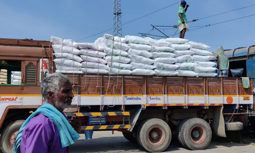 1,500 மெ.டன் யூரியா உரம், 300 மெ.டன் காம்ப்ளக்ஸ் உரம் வந்தடைந்தது
