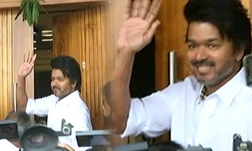 ரசிகர்களை சந்திக்க வருகை தந்தார் விஜய்.. கரகோஷத்துடன் வரவேற்ற ரசிகர்கள்