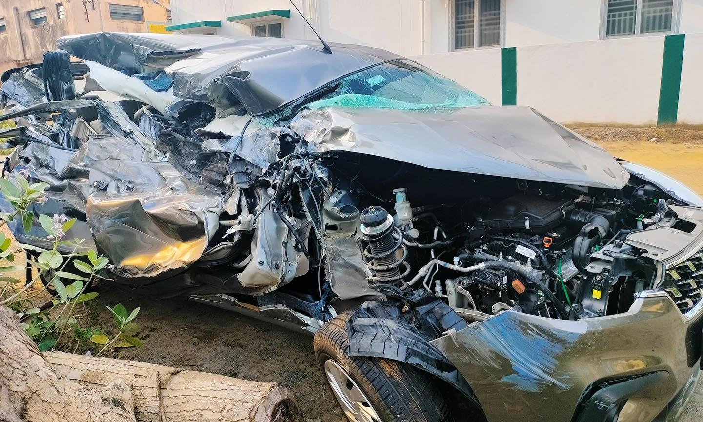 பரமக்குடி அருகே கார்-அரசு பஸ் நேருக்கு நேர் மோதல்: பெண்கள் உள்பட 3 பேர் பலி பரமக்குடி அருகே கார்-அரசு பஸ் நேருக்கு நேர் மோதல்: பெண்கள் உள்பட 3 பேர் பலி