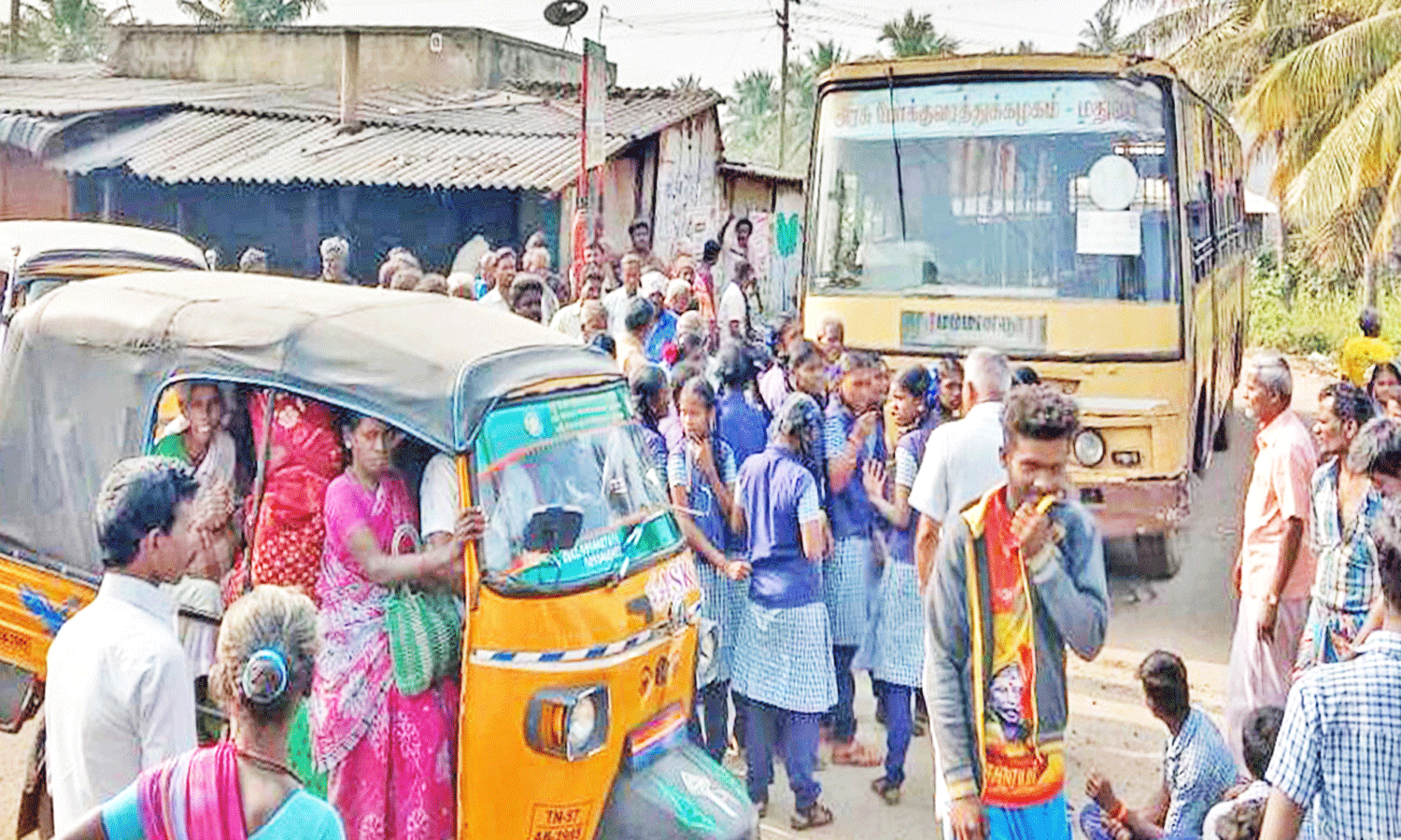 திண்டுக்கல் அருகே தாமதமாக வந்த அரசு பஸ்சை சிறை பிடித்து மாணவர்கள் போராட்டம் திண்டுக்கல் அருகே தாமதமாக வந்த அரசு பஸ்சை சிறை பிடித்து மாணவர்கள் போராட்டம்