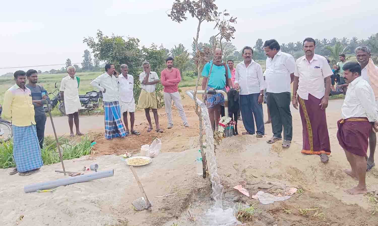 உத்தனப்பள்ளி ஊராட்சியில் ஒரே நாளில் 3 ஆழ்துளை கிணறு அமைத்து நீர் விநியோகம் உத்தனப்பள்ளி ஊராட்சியில் ஒரே நாளில் 3 ஆழ்துளை கிணறு அமைத்து நீர் விநியோகம்