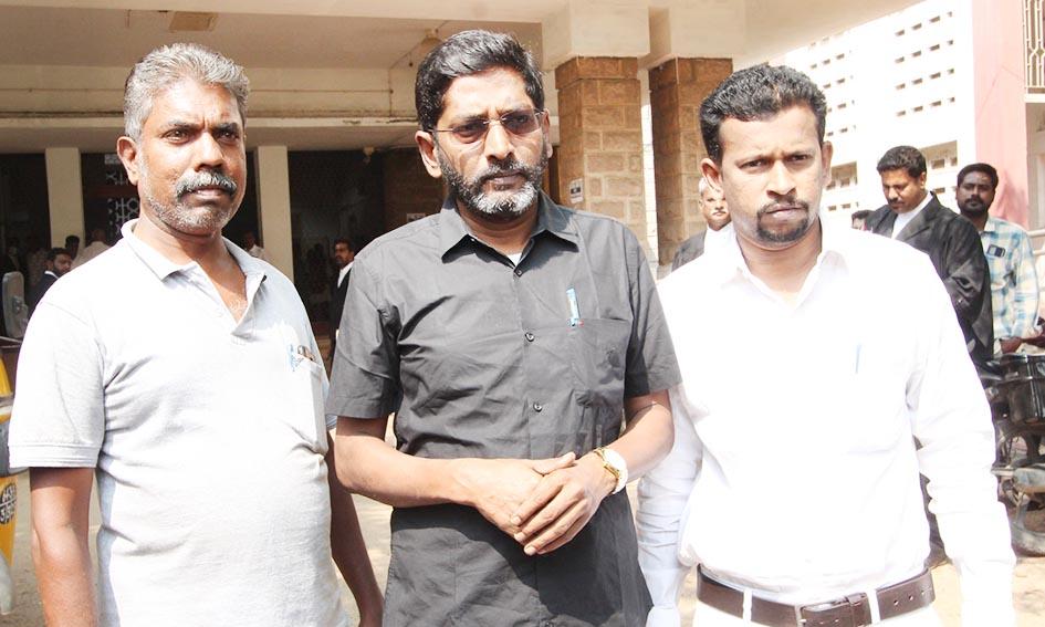 ஐகோர்ட்டு நிபந்தனையின்படி மாவட்ட நீதிமன்றத்தில் ஆஜராகி கையெழுத்திட்ட சவுக்கு சங்கர்