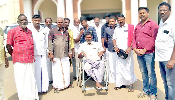 தவறான சிகிச்சையால் அரசு ஊழியர் கால் துண்டிப்பு-டாக்டர் மீது நடவடிக்கை எடுக்க கலெக்டரிடம் கோரிக்கை தவறான சிகிச்சையால் அரசு ஊழியர் கால் துண்டிப்பு-டாக்டர் மீது நடவடிக்கை எடுக்க கலெக்டரிடம் கோரிக்கை