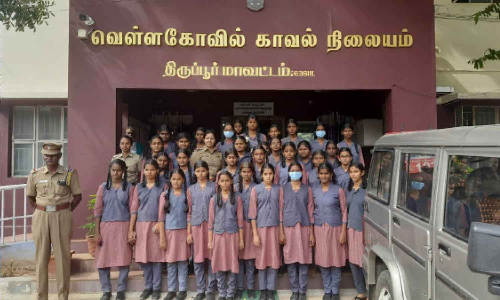 வெள்ளகோவிலில் போலீஸ் நிலைய பணிகள் குறித்து  பள்ளி மாணவிகளுக்கு விளக்கம்