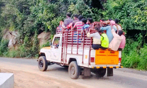 தொடர் விபத்து நடந்த போதும் மலைச்சாலையில் ஆபத்தான பயணம் செய்யும் தொழிலாளர்கள்