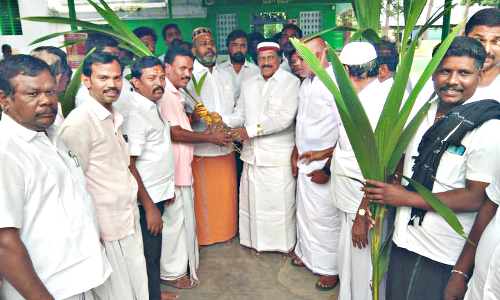 தர்காவில் அ.தி.மு.க.வினர் சிறப்பு தொழுகை