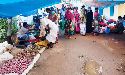 அபிராமம் வார சந்தையில் எடை மோசடி