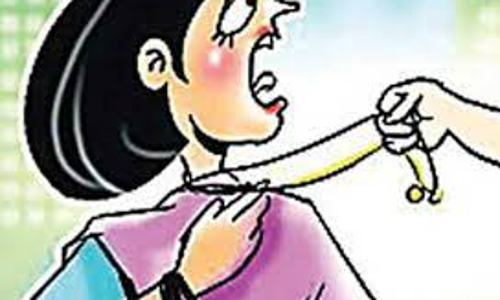 பெண்ணிடம் 4 பவுன் தாலி சங்கிலி பறிப்பு