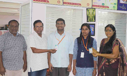 அரசுப்பள்ளி மாணவர்களுக்கு  ரூ.39 ஆயிரம் மதிப்பிலான தங்கப்பதக்க விருது  -ஐ.வி.டி.பி. நிறுவனம் வழங்கியது