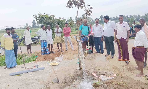 உத்தனப்பள்ளி ஊராட்சியில் ஒரே நாளில் 3 ஆழ்துளை கிணறு அமைத்து நீர் விநியோகம்