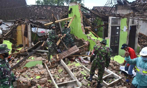 இந்தோனேசியாவில் பயங்கர நிலநடுக்கம்-  20 பேர் உயிரிழப்பு, 300 பேர் காயம்