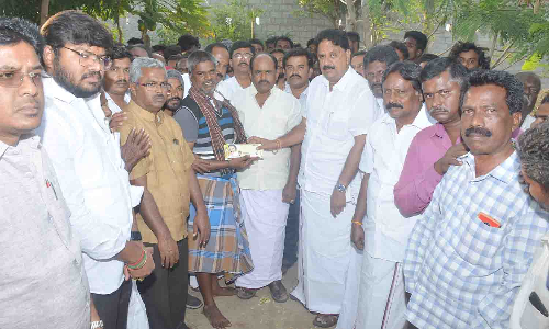 பலியான மாணவன் குடும்பத்திற்கு ரூ.2 லட்சம் நிதி உதவி  -மதியழகன் எம்.எல்.ஏ. வழங்கினார்