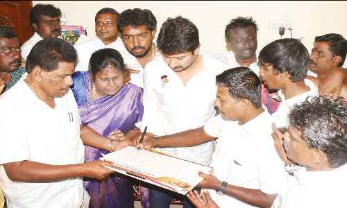 புதுக்கோட்டையில்  இல்லம் தோறும் தி.மு.க. இளைஞர் அணி உறுப்பினர் சேர்க்கை- உதயநிதி ஸ்டாலின் எம்.எல்.ஏ. தொடங்கி வைத்தார்