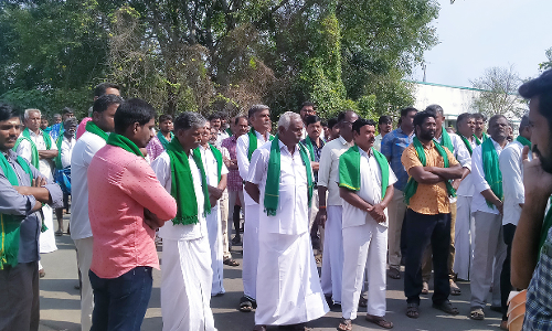 அன்னூர் தாலுகா அலுவலகத்தை முற்றுகையிட்டு விவசாயிகள் ஆர்ப்பாட்டம்
