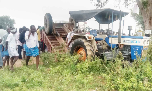 டிராக்டர் கவிழ்ந்து பெண் பலி