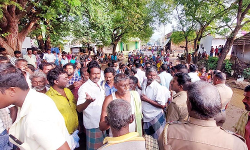 உசிலம்பட்டி அருகே 58 கிராம கால்வாயால் பாதிப்பு- கிராம மக்கள் திடீர் மறியல்