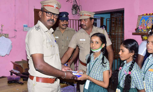 காவல் நிலையத்தில் பள்ளி மாணவர்களுக்கு விழிப்புணர்வு