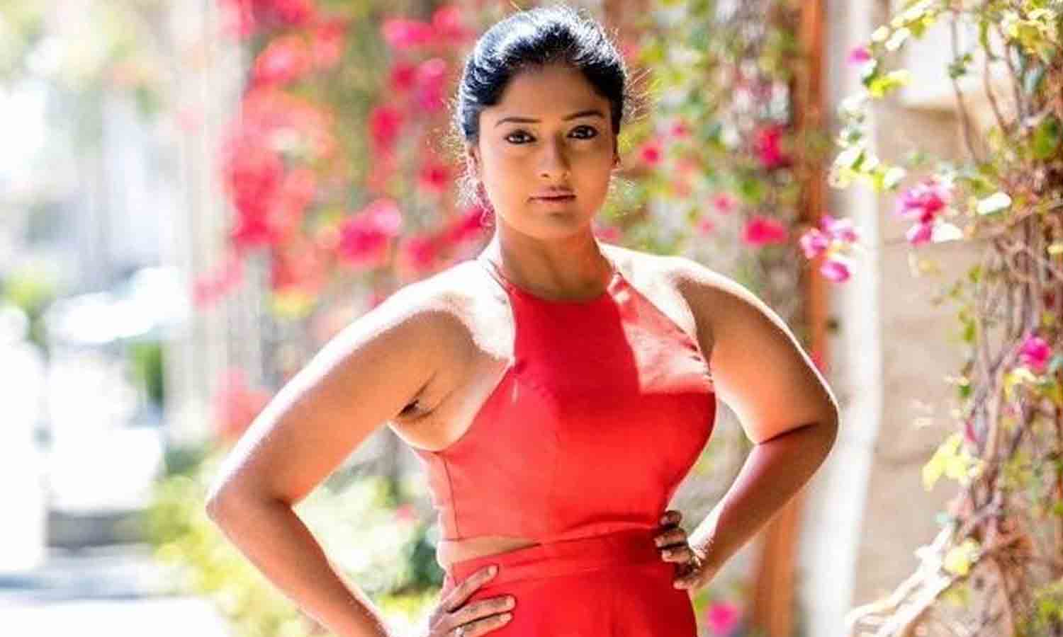 நடிகையும், அரசியல்வாதியுமான காயத்ரி ரகுராம் கட்சியில் இருந்து அதிரடி நீக்கம்