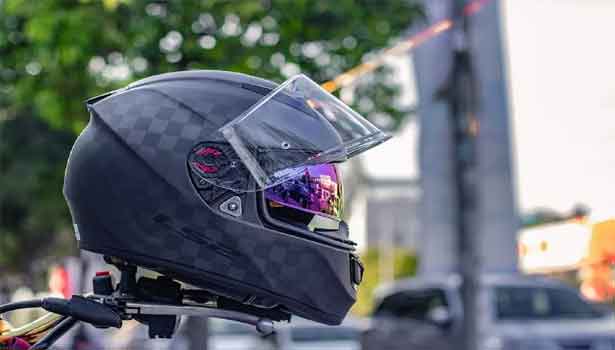 தலைக்கவசம் அணியாமல் வருபவர்களுக்கு பெட்ரோல் கிடையாது தலைக்கவசம் அணியாமல் வருபவர்களுக்கு பெட்ரோல் கிடையாது