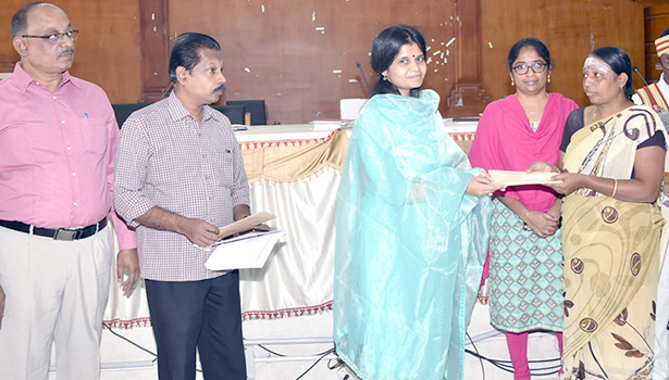 கருணை அடிப்படையில் 3 பேருக்கு பணி நியமன ஆணை- கலெக்டர் வழங்கினார்