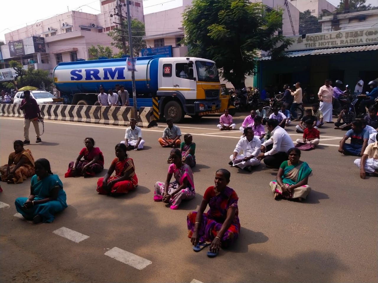 ஐஜி அலுவலகம் முன்பு சாலை மறியல்