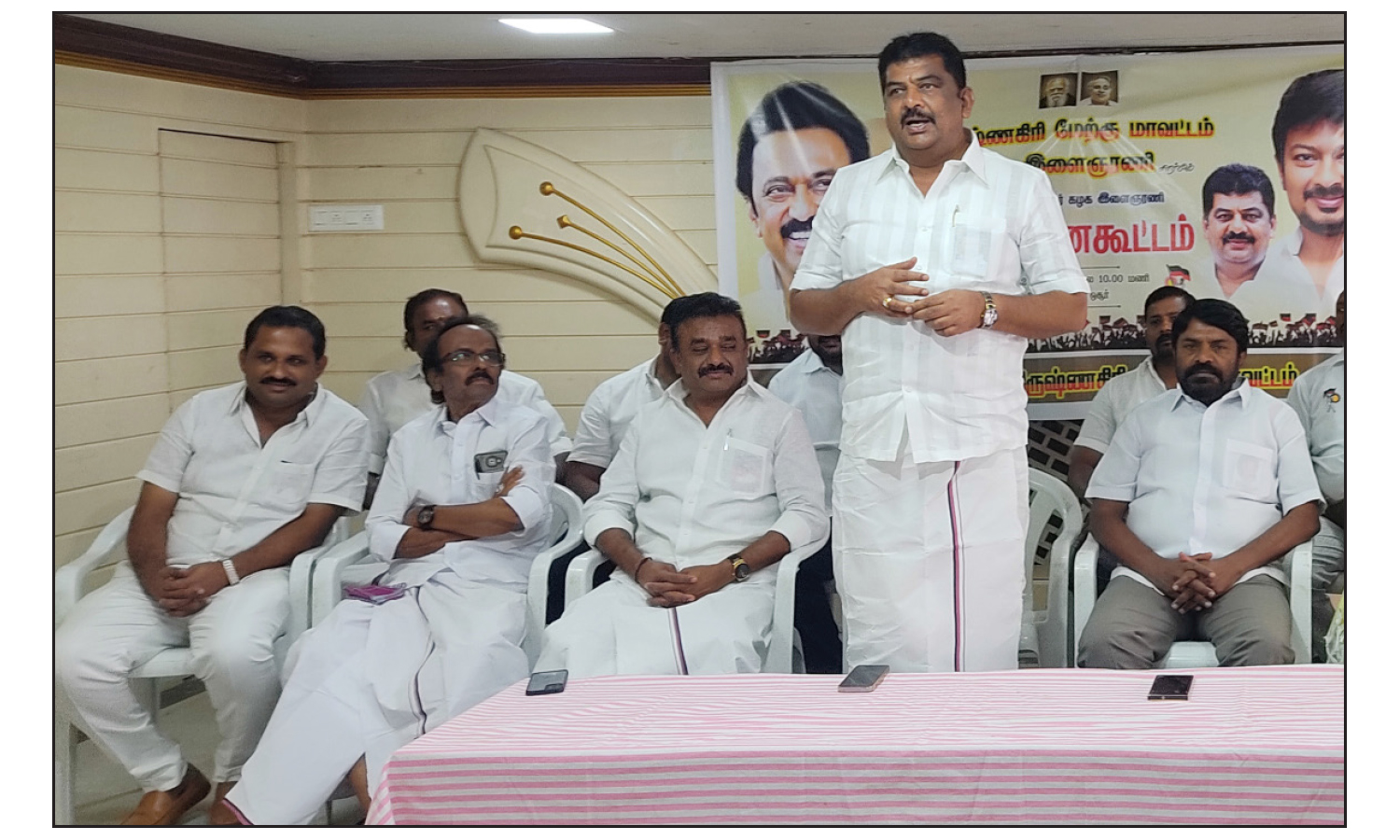 ஓசூரில் தி.மு.க. இளைஞரணி நிர்வாகிகள் ஆலோசனை கூட்டம் -பிரகாஷ் எம்.எல்.ஏ. பங்கேற்பு ஓசூரில் தி.மு.க. இளைஞரணி நிர்வாகிகள் ஆலோசனை கூட்டம் -பிரகாஷ் எம்.எல்.ஏ. பங்கேற்பு