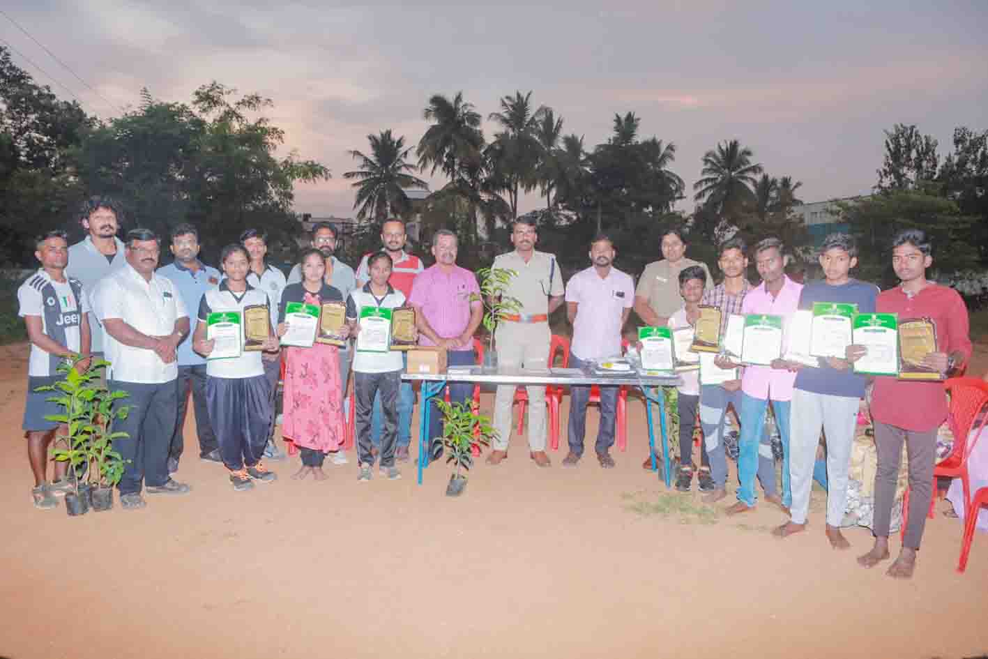 ஊத்தங்கரையில் மாநில சிலம்பாட்ட போட்டி: வெற்றி பெற்ற மாணவ, மாணவியருக்கு பாராட்டு ஊத்தங்கரையில் மாநில சிலம்பாட்ட போட்டி: வெற்றி பெற்ற மாணவ, மாணவியருக்கு பாராட்டு