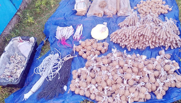 முத்துப்பேட்டை அருகே வீட்டில் நாட்டு வெடிக்குண்டு தயாரித்தவர் தலைமறைவு முத்துப்பேட்டை அருகே வீட்டில் நாட்டு வெடிக்குண்டு தயாரித்தவர் தலைமறைவு